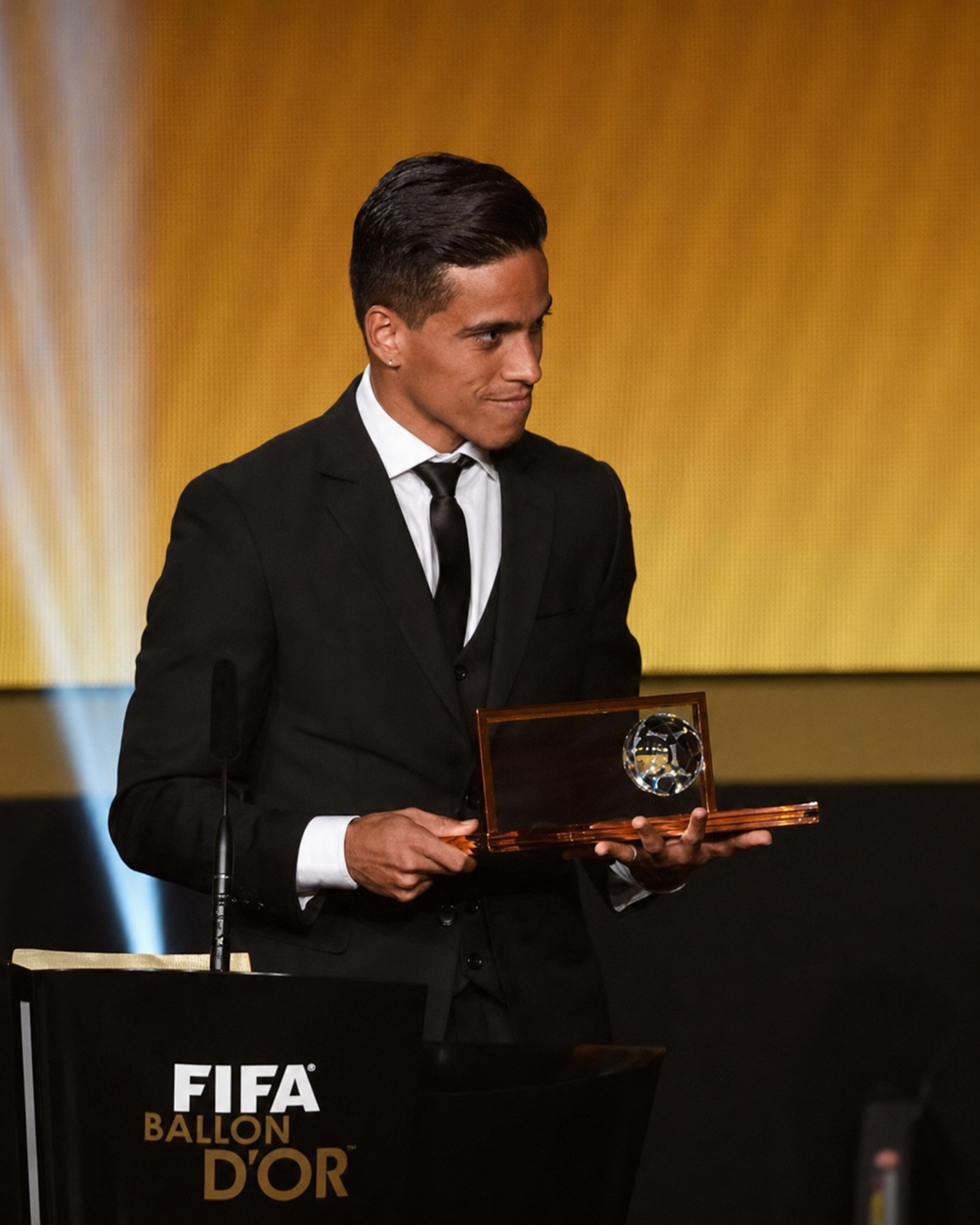 Wendell Lira recebendo o Prêmio Puskás FIFA 2015
